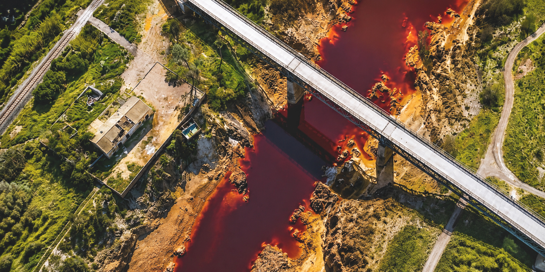 Vista aérea del río Tinto y su puente entre las dos orillas